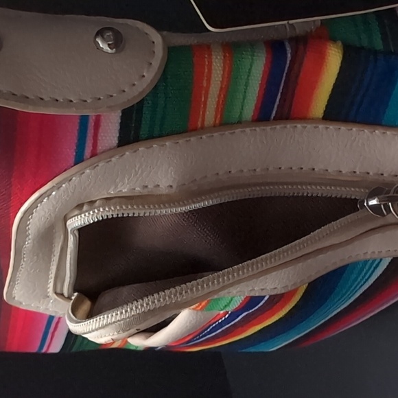 Cowgirl Trendy Women's Western Ivory Concealed Carry Crossbody Bag. - Picture 4 of 16